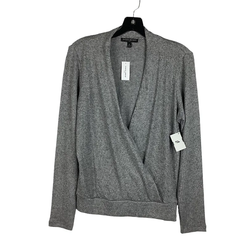 women's tops for cozy nights inTop Long Sleeve By Banana Republic In Grey, Size: M